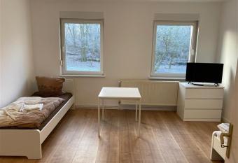 Sch  ne Dreizimmerwohnung in der l  ndlichen Region von Nauen allows 18 year olds to book a room