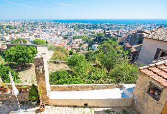 Charmant Appartement Grimaldi maison avec vue sur mer has Balcony rooms