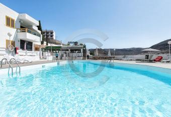 Cozy Corner has Balcony rooms