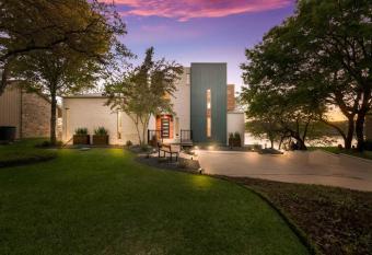 Modern Lake Access Home The Lux at Lake Belton has rooms with a private hot tub