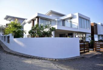La Famille Villa has Balcony rooms