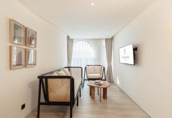 CORRIDOR 2407 has rooms with a private hot tub