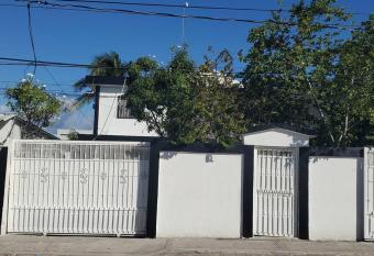 3 bedroom 3 bath. Air Conditioner in Room 1 y 3. has Balcony rooms