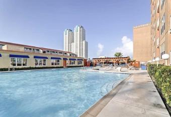 1 Bedroom Studio Near Beach w Pool & Amenities has rooms with a private hot tub