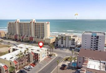 1st Floor 2 Bd 2 Ba Condo w Beach View& Pool has rooms with a private hot tub