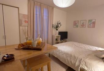 Escale Cosy    Pontoise avec terrasse et Netflix has Balcony rooms