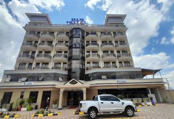 the 818 Hotel allows 18 year olds to book a room