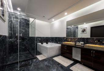 Villa Elysium Park & SPA has rooms with a private hot tub