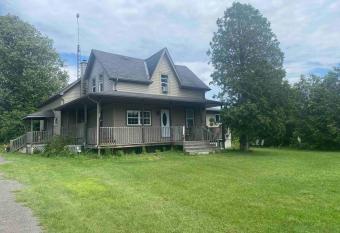 4 bedroom apartment on 75 acre farm has Balcony rooms