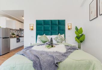 Jolenia by J&J (Near Airport. Netflix. 200Mbps Wi-Fi) allows 18 year olds to book a room