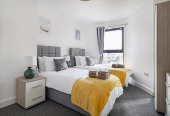 Heathrow Haven: Stylish Apartments in the Heart of Slough has Balcony rooms