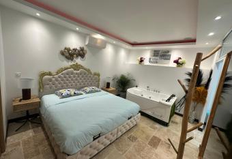 L   crin de l Amour has rooms with a private hot tub