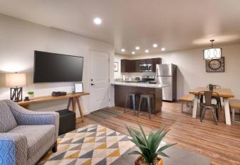 2H New Cozy Moab RedCliff Condo, Pool & Hot Tub has rooms with a private hot tub