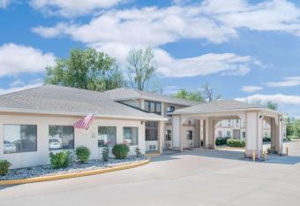 Super 8 by Wyndham Ottumwa has Smoking rooms