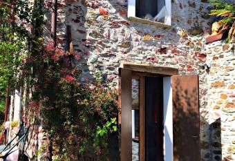 Casa indipendente immersa negli ulivi has Balcony rooms