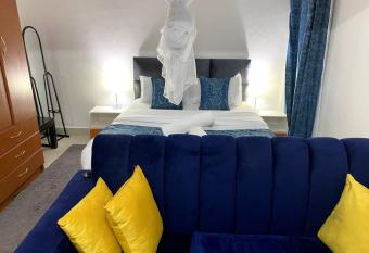 Cottage with AC allows 18 year olds to book a room