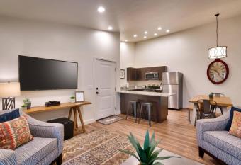 2i Top Floor Moab RedCliff Condo, Pool & Hot Tub has rooms with a private hot tub