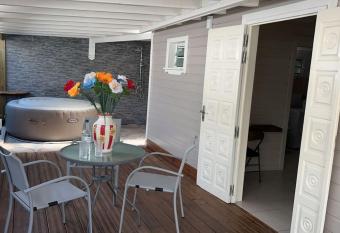 Villa Sissy: T2 avec jaccuzzi has rooms with a private hot tub
