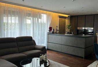 Logement proche Stade de France has rooms with a private hot tub