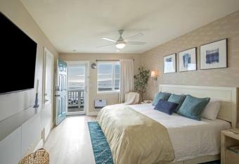 Oceanfront King l Newly Renovated l Black Sands Inn has rooms with a private hot tub