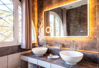 Porto Rafti Hideaway allows 18 year olds to book a room