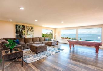 Paradise on Camano Island has rooms with a private hot tub