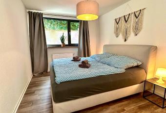 Kaarst-Apt f  r 4, Zentral, Gem  tlich, privater Parkplatz allows 18 year olds to book a room