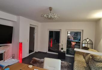 M  blierte Souterrainwohnung mit 2 Schlafzimmern und Garten has Balcony rooms