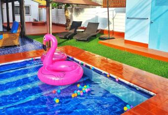 Pattaya Paradise Poolvilla (5Bedrooms, 6Private bathrooms) has Balcony rooms