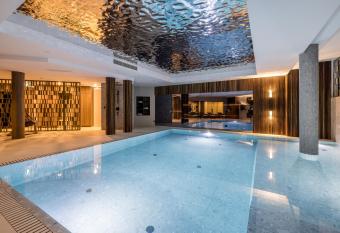 Hotel Fanat allows 18 year olds to book a room