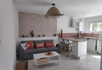 Maison ind  pendante avec terrasse & parking priv   has Balcony rooms