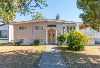 Luxr's Lodge has Balcony rooms