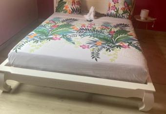 Villa Neffertiti allows 18 year olds to book a room