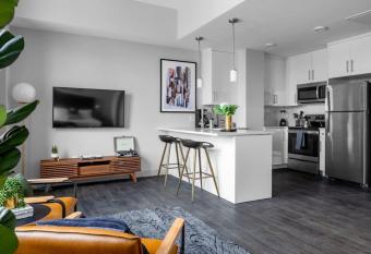 Bright Studio Downtown 98 Walk Score allows 18 year olds to book a room