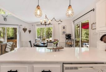 Fall Chalet:Pet Friendly+hot tub+near attractions has rooms with a private hot tub