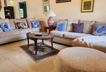 Samaan Grove Villa has rooms with a private hot tub