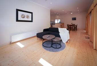 Twilight Villa box hill has Balcony rooms