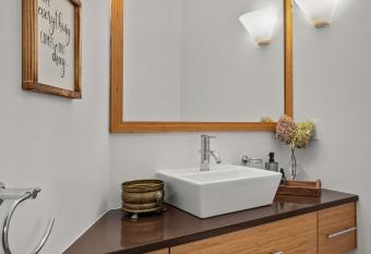 Elevated Catskills Retreat, Hot-tub, Hudson Valley Views has rooms with a private hot tub