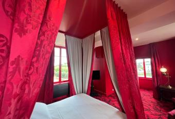 La Maison    Pan De Bois Chambre Napol  on III allows 18 year olds to book a room