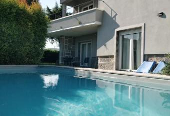 Casa Jasmim allows 18 year olds to book a room