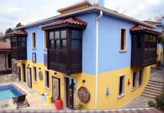 Ayasoluk Hotel & Restaurant has Balcony rooms