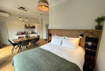 Nice apartment with a balcony by the sea. allows 18 year olds to book a room