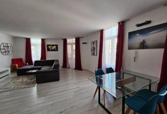 Grand Appartement cosy et lumineux has Balcony rooms