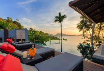 Patong Seaview Villa                        6          3                                          has rooms with a private hot tub