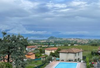 Appartamento vista Lago con piscina    La Finestra sul Garda    allows 18 year olds to book a room