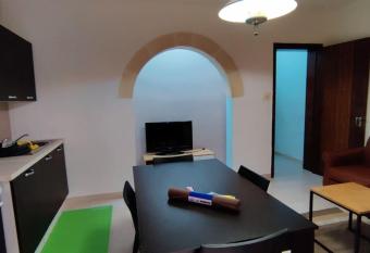 Room Double Bed Ensuite - Share apartment - Sliema allows 18 year olds to book a room