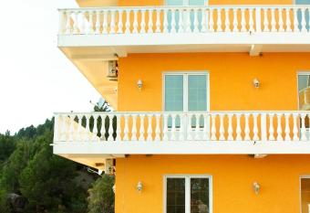 Sne  na Kraljica allows 18 year olds to book a room