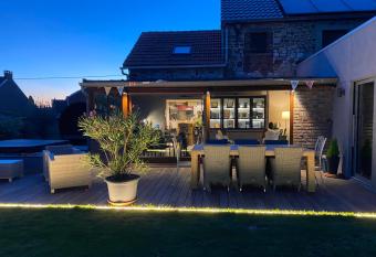 La couette du voyageur has rooms with a private hot tub