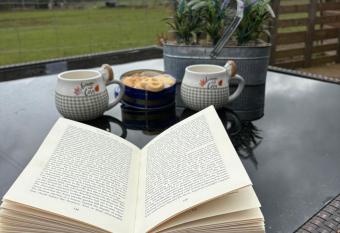 Bridie -rose Sleeps 4 to 6 with hot tub at extra cost allows 18 year olds to book a room