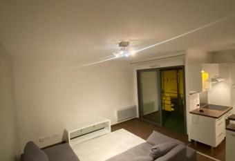 Hyper Centre Cholet has Balcony rooms